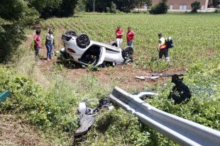 Un ferit a l'N-260 a la Vall de Bianya després de sortir de la via amb un turisme i bolcar-lo