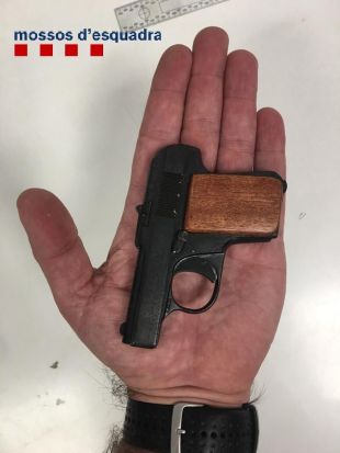 Detingut per disparar sis trets amb una pistola davant un bar de Girona