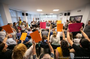 Recullen 1.044 firmes contra l'augment de taxes a Santa Coloma que no poden entregar