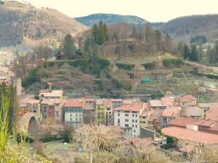 Restauraran les muralles del castell de Sant Nicolau de Camprodon 