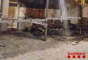 S'incendien cinc motos a Roses i cal desallotjar un edifici
