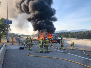 Ferit crític després d'incendiar-se el camió que conduïa a l'AP-7 a Capmany