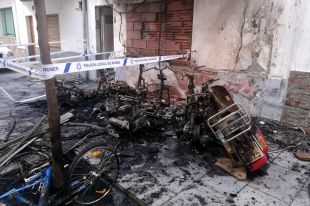 Investiguen si un petard ha originat l'incendi que ha calcinat cinc motos a Roses