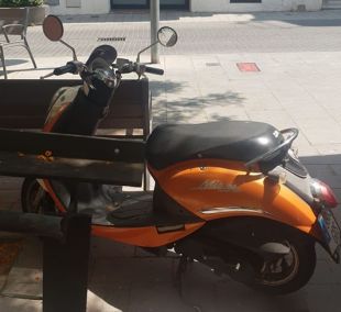 Li roben la moto aparcada en un carrer de Roses i la troba dos dies després al mateix lloc