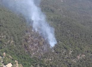 21 dotacions de Bombers treballen en un incendi a una urbanització de Lloret