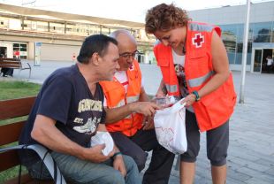 Creu Roja reparteix 'kits' entre els indigents de Girona per combatre l'onada de calor