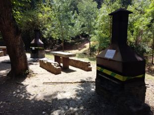 Girona precinta de forma preventiva les barbacoes de la Font del Ferro pel risc d’incendis