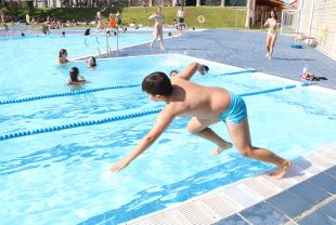 Figueres aixeca la restricció de fer topless a les piscines municipals