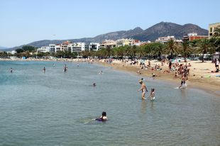 Dos turistes donen positiu per covid i fan la PCR al personal d'un hotel i un restaurant de Roses