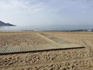 Prova pilot a Roses amb la instal·lació de passeres de formigó per accedir a la platja