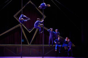 El Cirque Éloize obre el seu 'Hotel' ple d'humor i acrobàcies al Festival de Peralada