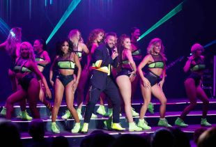 Maluma inaugura Cap Roig transformant les grades en una gran pista de ball