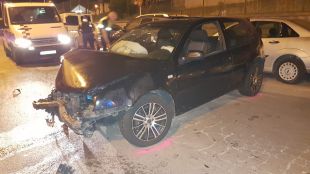 Detingut un conductor sense carnet que va xocar contra sis cotxes fugint de la policia a Blanes
