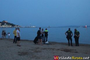 Busquen un banyista desaparegut a Roses i apareix hores més tard en un prostíbul a la Jonquera