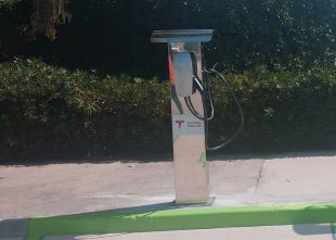 Set ports gironins comptaran amb punts de càrrega per a vehicles elèctrics