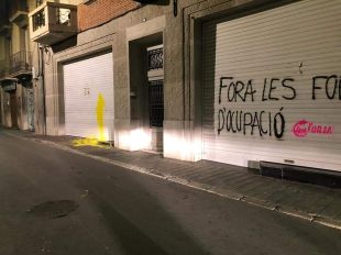 Fan pintades a la façana de la seu de la Policia Nacional de Figueres