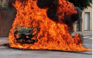 Espectacular incendi d'un vehicle al nucli de Medinyà