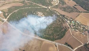 14 unitats dels Bombers apaguen un incendi de vegetació a Maçanet de la Selva