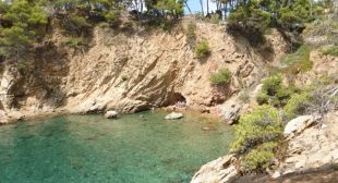 Un ferit en caure-li una pedra al cap per un despreniment a la cala Corbs de Palamós