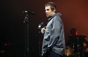 Liam Gallagher converteix el públic de Cap Roig en herois en una nit caòtica