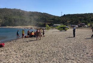 Mor un banyista de 50 anys d'una aturada cardíaca a la platja de Garbet a Colera