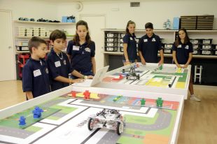 Sis menors gironins competeixen a Dinamarca en un concurs internacional de robòtica