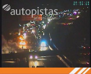 Congestió a l'AP-7 a Borrassà per l'incendi d'un camió