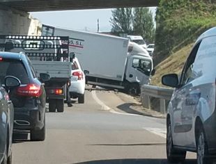 Topen un camió i un cotxe a la GIP-5121 a Banyoles sense causar ferits