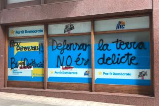 Pintades contra el conseller Buch a la seu de Junts per Catalunya a Figueres
