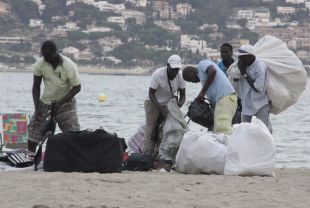 Manters i turistes es barallen a Roses per uns farcells amb material per vendre