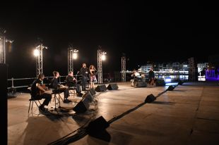 Orpheus XXI transporta el públic de Portalblau a un viatge d'orient a occident