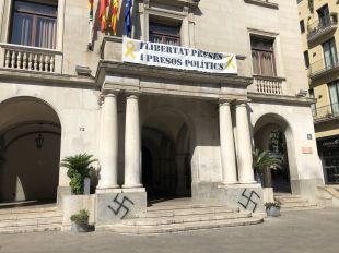 Apareixen símbols feixistes a l'entrada de l'Ajuntament de Figueres