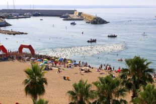 Uns 400 nedadors participen en la 77a edició de la Travessia Popular del Port de Blanes