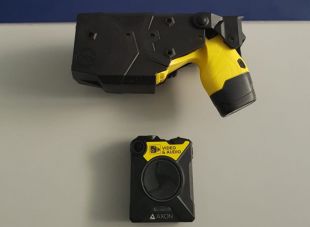 La Policia Local de la Bisbal incorpora una pistola elèctrica i una videocàmera a l'uniforme