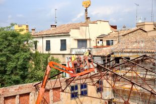 Retiren les encavallades de l'antic Cinema Modern de Girona