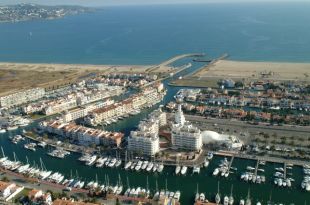 Sis ferits, tres d'ells greus, en el xoc d'un veler contra unes roques a Empuriabrava