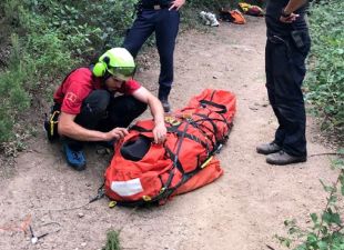 Ferit un motorista en caure en una zona boscosa a Tossa de Mar