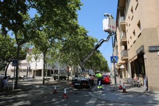 Comencen a posar llums LED als fanals de Girona
