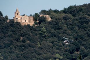 Un incendi de vegetació talla la C-66 a Campdorà i crema una hectàrea
