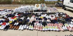 La Policia Local de Roses comissa prop de 19.000 productes del top manta aquest estiu