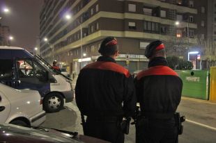 Un home cala foc a un cotxe patrulla a Salt i ruixa un agent amb benzina 