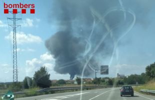 Els Bombers treballen en un incendi a tocar una granja de vaques a Riudellots