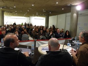 Més de 150 persones van debatre els pros i contres de les consultes independentistes a l'Escala