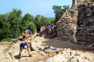Troben un nou tram de muralla medieval del castell de Sant Iscle de Vidreres 