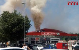 Desallotjat un supermercat de Llançà per un incendi als extractors de la rostisseria