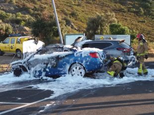 Alarma per l'incendi de dos cotxes a Sant Pere de Rodes