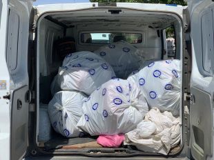 Roses intervé vuit furgonetes plenes a vessar amb material del top manta