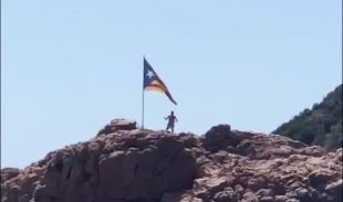 Álvaro de Marichalar arrenca una estelada a Tossa i titlla els independentistes de ''mafiosos''