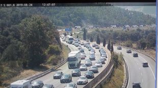 Sis quilòmetres de cues a l'AP-7 a la Jonquera en direcció França