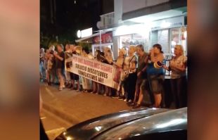 Cassolada davant una discoteca de Blanes reclamant el seu tancament